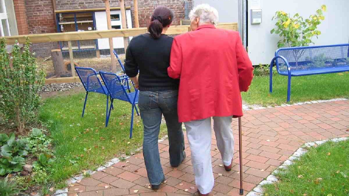 A Comprehensive Guide to Effectively Managing Finances for Aging Parents